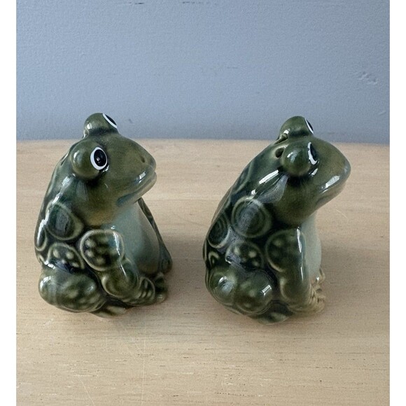 Green Frog Salt and Pepper Shakers Ceramic Sitting Has Stoppers MCM NEW - Picture 5 of 8